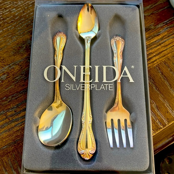 NWT ONEIDA SILVER PLATE 3 PIECE BABY SET. - Picture 1 of 3